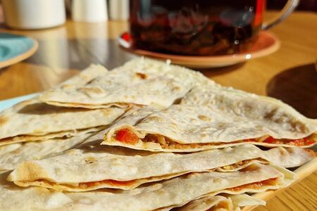 Пичча нон (лепешка) с мясом и овощами