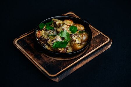 Жаркое из свинины с овощами под сливочным соусом