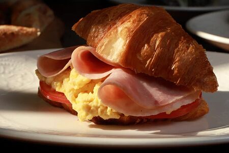 Круассан скрембл с ветчиной