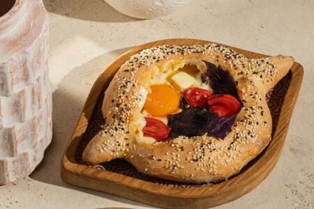 Хачапури с кунжутом и томатами