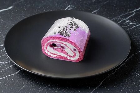 Лавандовый рулет с чёрной смородиной 