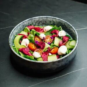 Салат с лососем гравлакс и апельсиновым соусом 