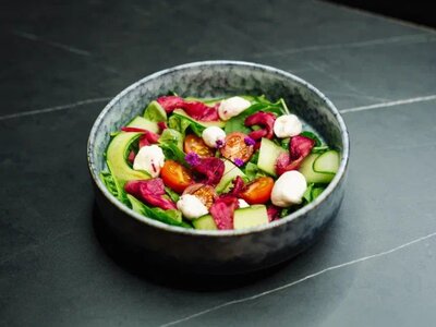 Салат с лососем гравлакс и апельсиновым соусом 