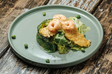 Салат с креветками и чипсами из киноа с пармезаном