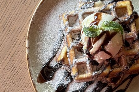 Бельгийские вафли с бананом и шоколадом