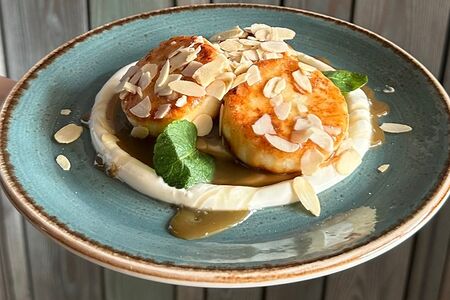 Сырники с карамелью и миндалем