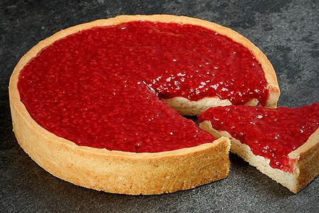 Кусок творожного пирога с малиной