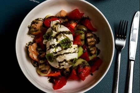 Греческий с бурратой