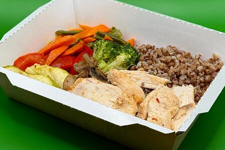 Овощи, запеченные с индейкой и гречкой