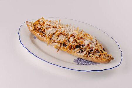 Брускетта с рваной говядиной и трюфельным кремом