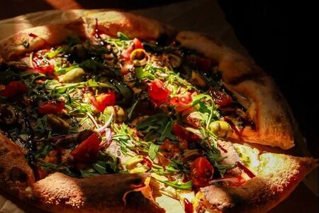 Пицца с оливками и ростбифом