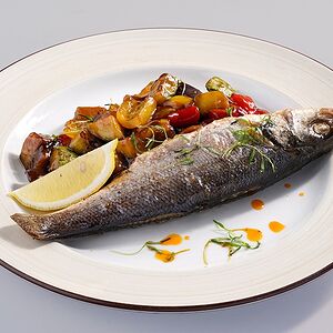 Сибас на подушке из овощей