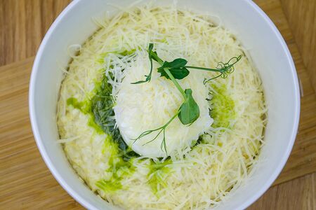 Каша пшенная с яйцом пашот и соусом песто