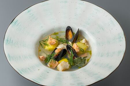 Уха из лосося, трески и мидий 