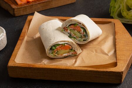 Ролл с форелью