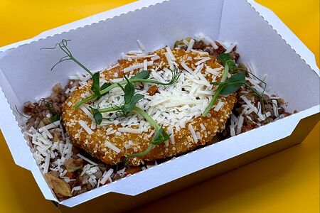 Хрустящее куриное кольцо с гречкой, овощами и пармезаном