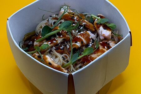 Фунчоза с курицей и овощами в соусе терияки