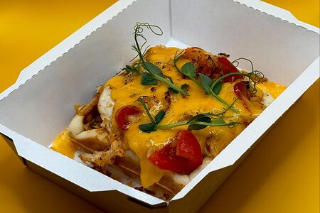 Вафля с курицей, соусом том ям и печеными перцами