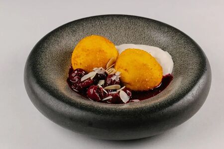 Творожники с вишневым соусом и сметаной