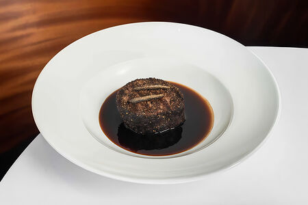 Перечное филе миньон в соусе демиглас