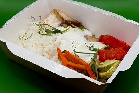 Рис в сливочном соусе с белой рыбой и запеченными овощами