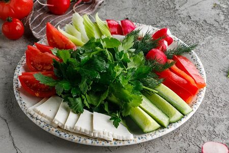 Овощная тарелка с сыром
