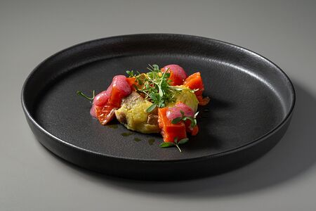 Кижуч с луковым соусом и печеным картофелем