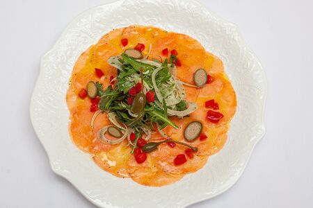 Карпаччо из лосося с руколой и фенхелем 