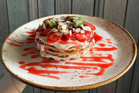 Панкейки с клубникой и сливочным кремом