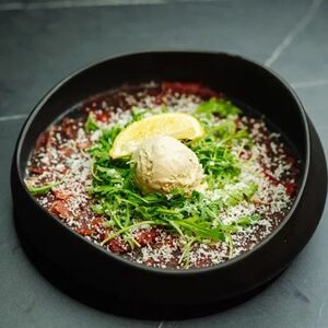 Карпаччо из говядины с мороженым из белых грибов