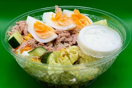 Салат с тунцом, кукурузой и йогуртом