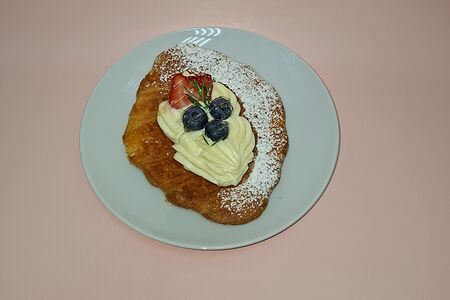 Плоский круассан с ягодами