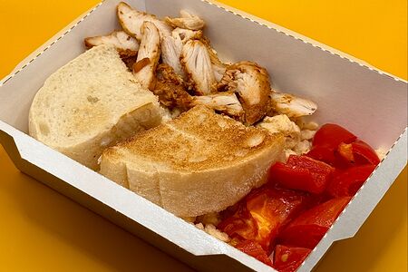 Омлет из двух яиц с печеными овощами и цыпленком