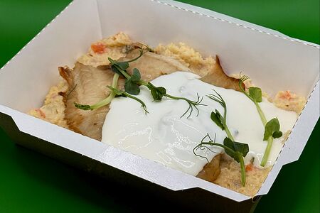 Белая рыба с кускусом и белым соусом