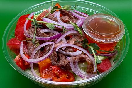 Салат с говядиной и овощами