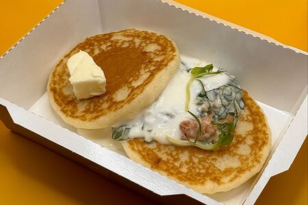 Оладьи с лососем и шпинатом