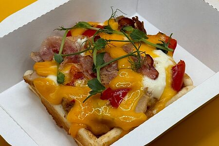 Вафля с бужениной и криспи беконом под сливочным соусом