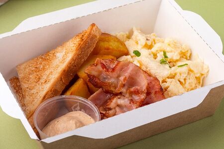 Скрембл с картофелем и ароматным беконом