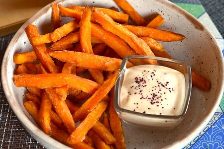 Батат фри с соусом