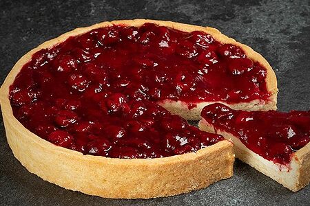 Кусок творожного пирога с вишней