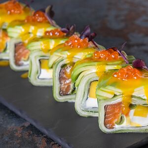 Брюшко и спинка лосося, авокадо, манго и красная икра