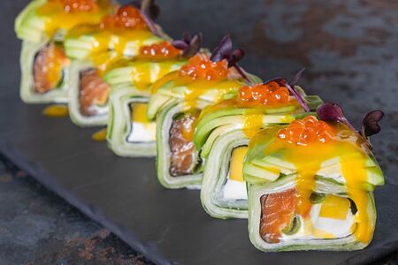 Брюшко и спинка лосося, авокадо, манго и красная икра