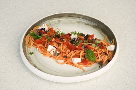 Паста с томатами, базиликом и сыром фета