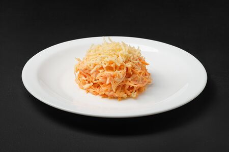 Салат морковный с сыром и чесноком