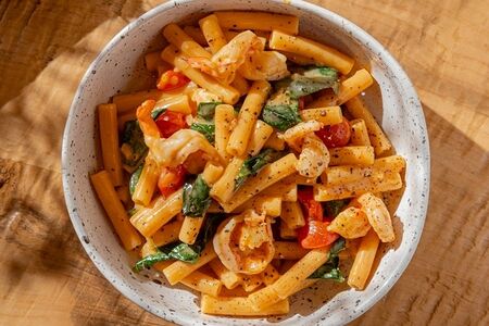 Макарончини из красной чечевицы с креветками в соусе биск