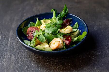 Креветки, рукола и инжир