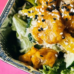 Салат с курицей, апельсином и киноа