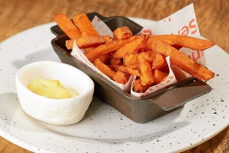 Батат фри с соусом