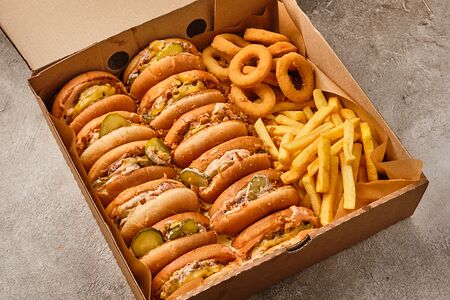 Сет мини-бургеров с фри и луковыми кольцами 