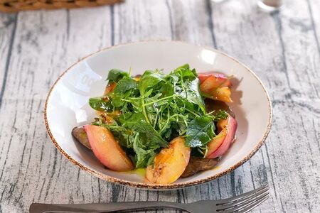 Теплый салат с утиной печенью и нектаринами 